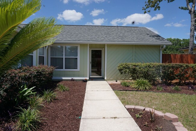 Building Photo - 3 Bedroom 2 Bathroom Corner lot home