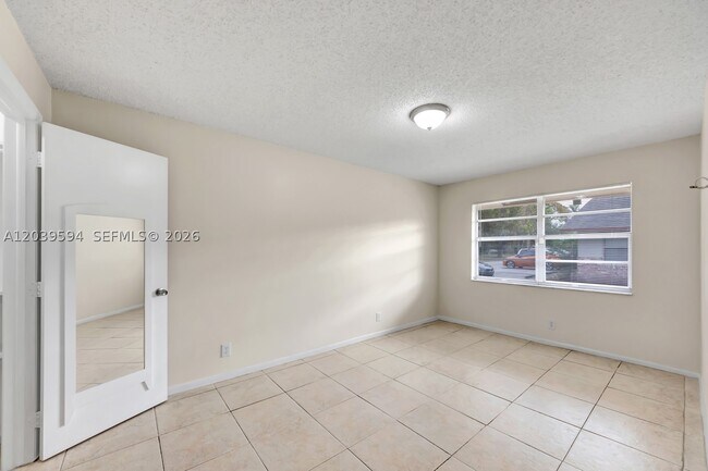 Building Photo - 2610 Riverland Dr