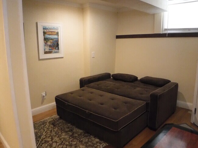 Building Photo - 1053 Park Ave