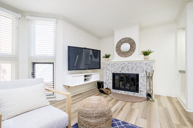 Building Photo - 592 E Vermont St