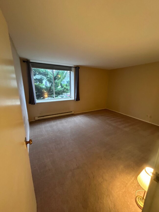 Building Photo - Fantastic 2 Bed 2 Bath Condo in the U Dist...