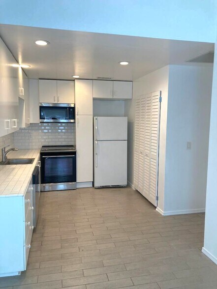Building Photo - 270 Fairway Oaks Dr