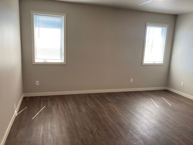 Building Photo - 4 Bed 3 Bath Twin Home