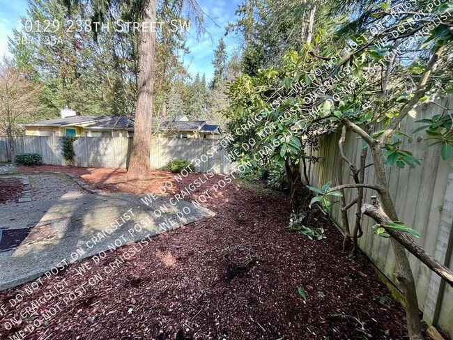 Building Photo - Edmonds 3bed 2.5 House with large yard clo...