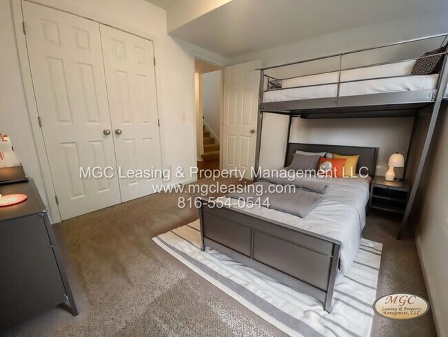 Building Photo - 3 bedroom Duplex with unique floor plan for rent in the Northland