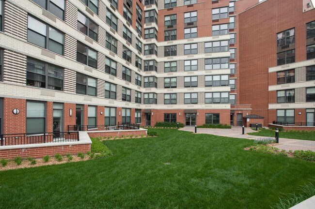 Building Photo - 102 Christopher Columbus Dr