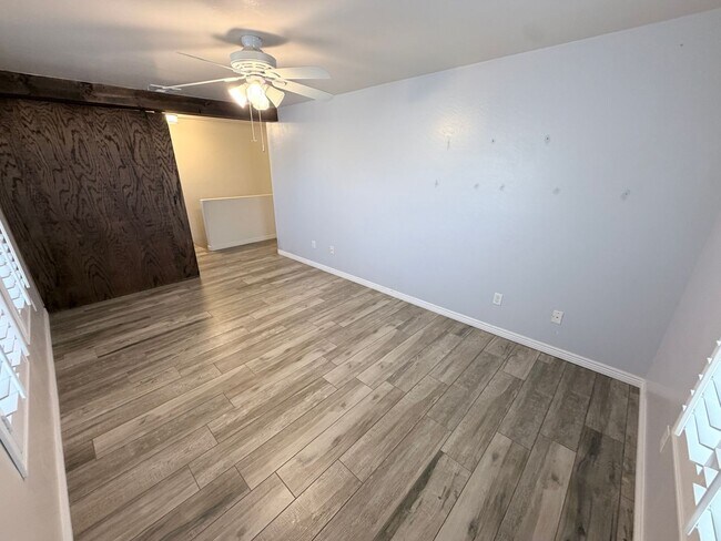 Building Photo - 12014 W Hopi St