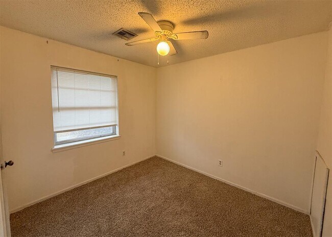 Building Photo - 733 W Perry Dr