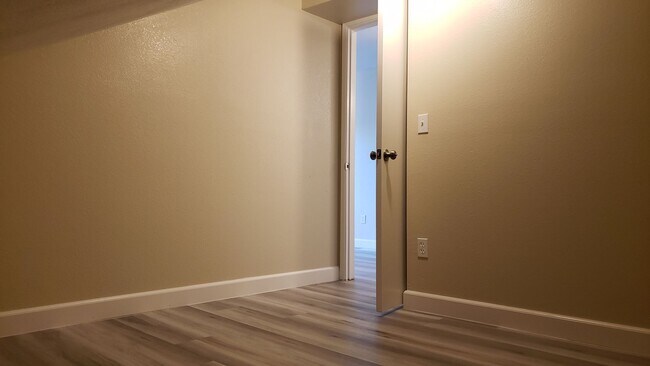 Building Photo - 1465 E Peckham Ln