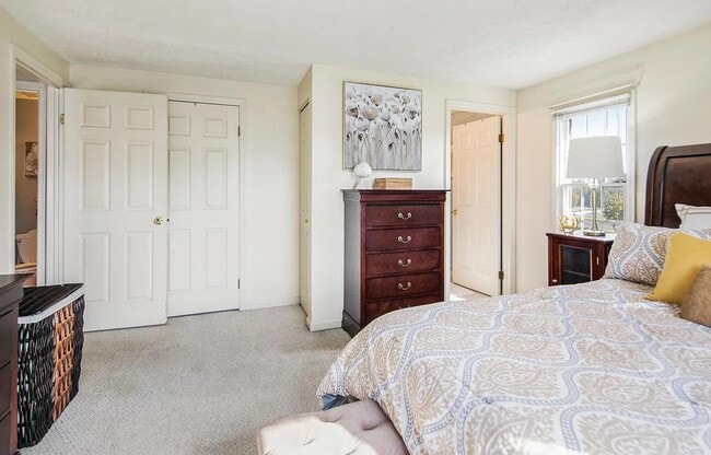 Building Photo - Well maintained condo in established Frederick neighborhood available mid April!