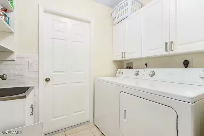 Building Photo - 2705 SW 11th Pl