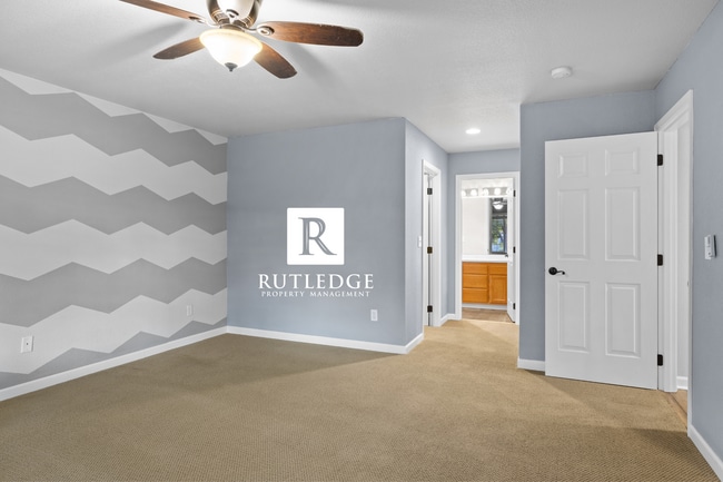 Building Photo - 3 Bedroom + Office in Central Point!