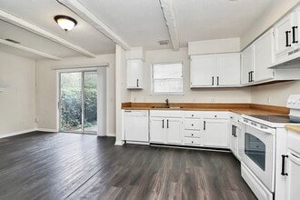 Building Photo - Lovely Heathstead 3 Bedroom Townhouse!