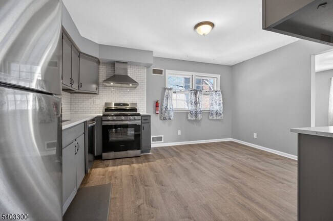 Building Photo - 17 Union Ave