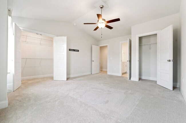 Building Photo - Available NOW! 2BR/2.5BA Townhouse in Mebane