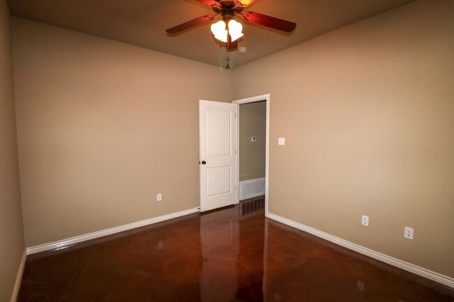 Building Photo - 4 Bedroom Single Family Home:  Move in Special: