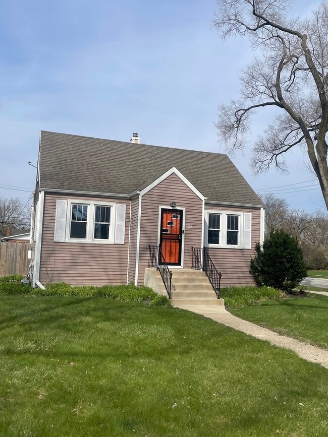 Building Photo - 302 S Walnut St