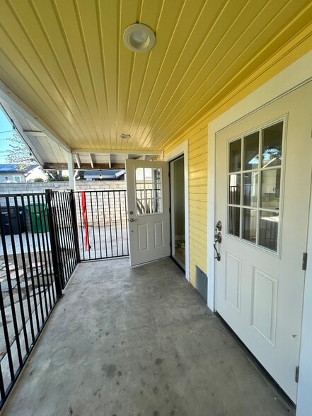 patio area - 408 W 2nd St