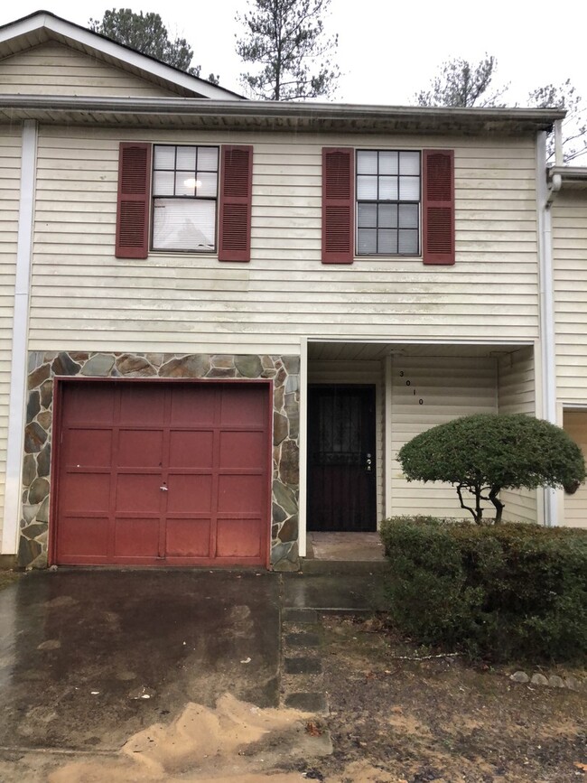 Primary Photo - Great Deal on This 3 Bed/2.5 Bath Town Hom...