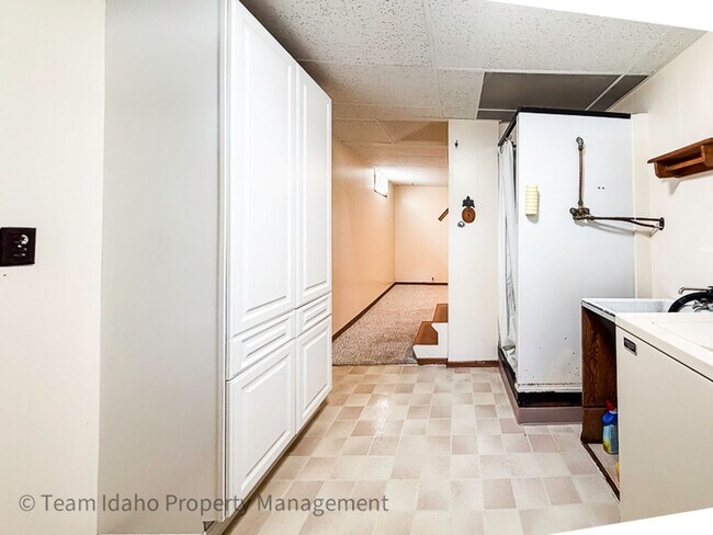 Building Photo - Darling Single Family Home on a Large Corner Lot