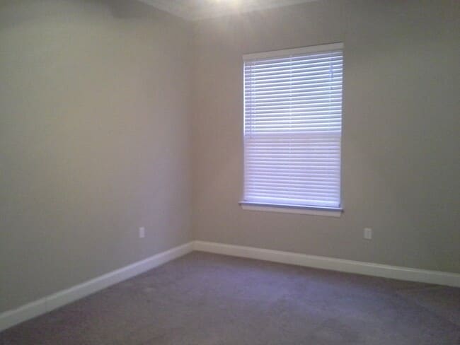 Building Photo - Precious Condo close to Womans Hospital