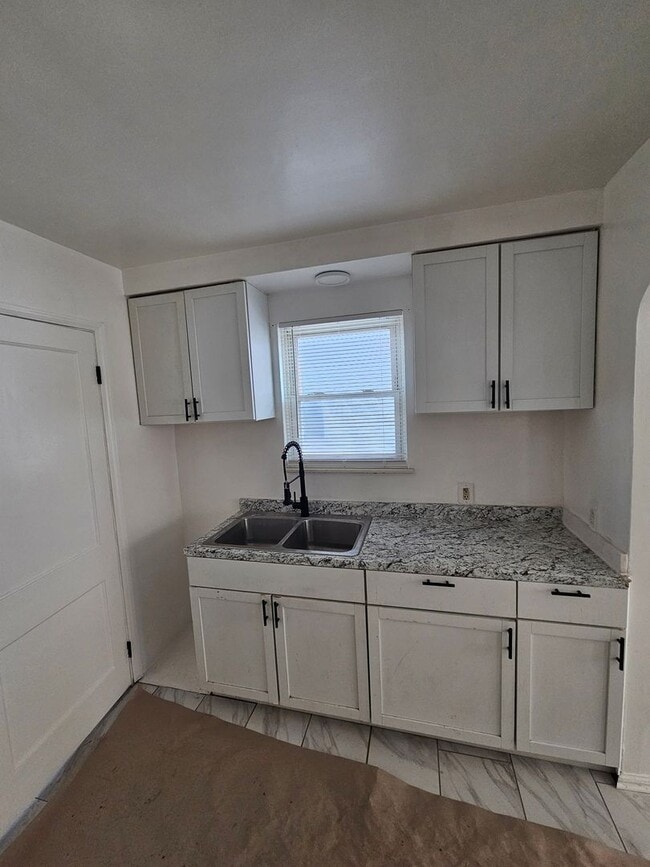 Building Photo - Come see your new home!