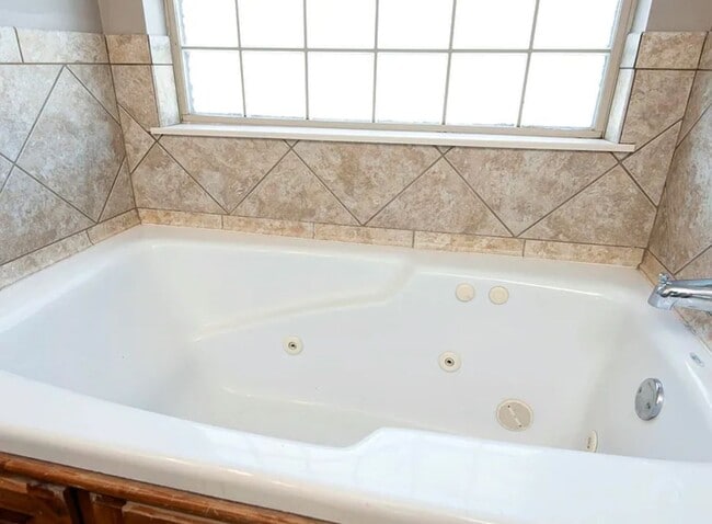 Building Photo - Beautiful 4 bedroom house with privacy fen...