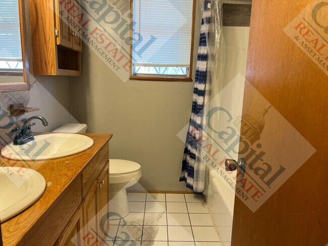 Building Photo - Charming 3 Bedroom