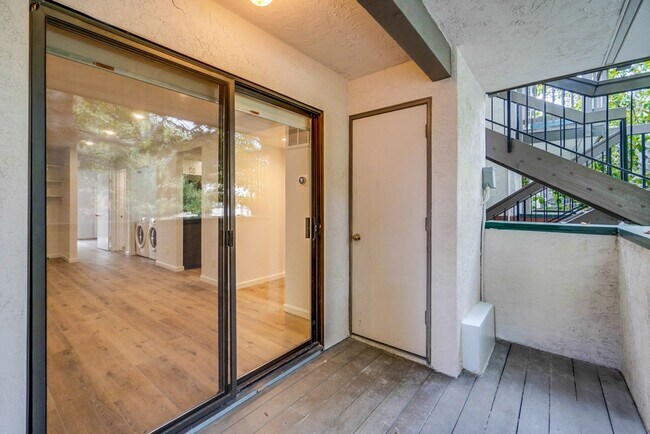 Building Photo - Recently upgraded Condo in a highly desirable location in Sunnyvale.