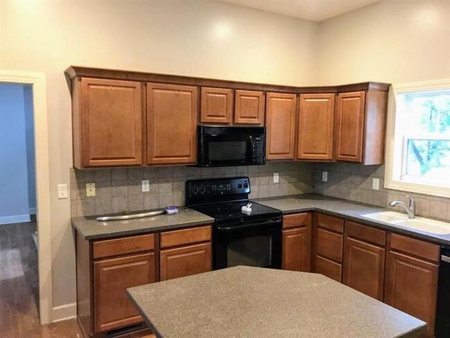 Building Photo - 921 SW Ovation Dr