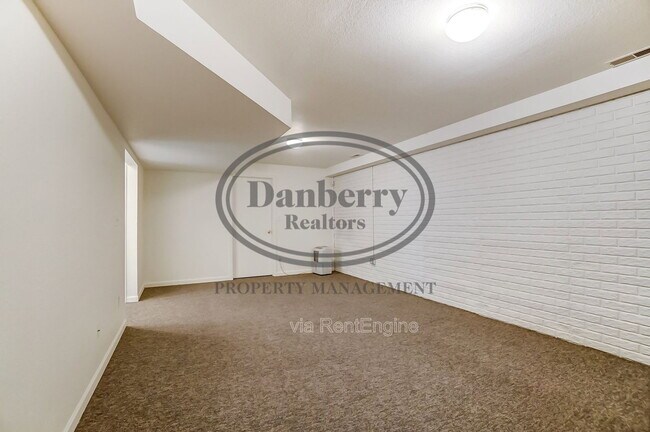 Building Photo - 3704 Willow Run Dr