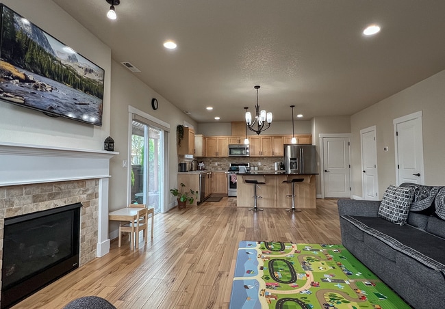 Building Photo - Enjoyable 4-Bed, 2.5-Bath Corner Lot Home in High-Tech Area!
