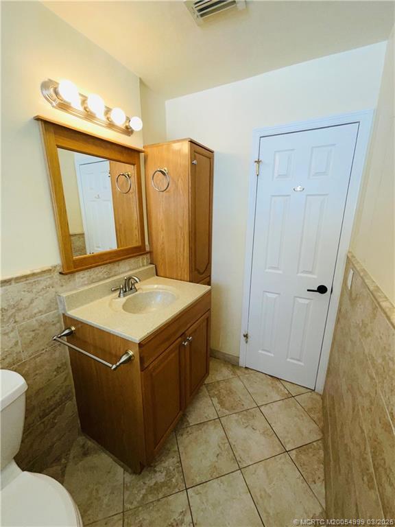 Building Photo - 2061 NE Hoya Calle