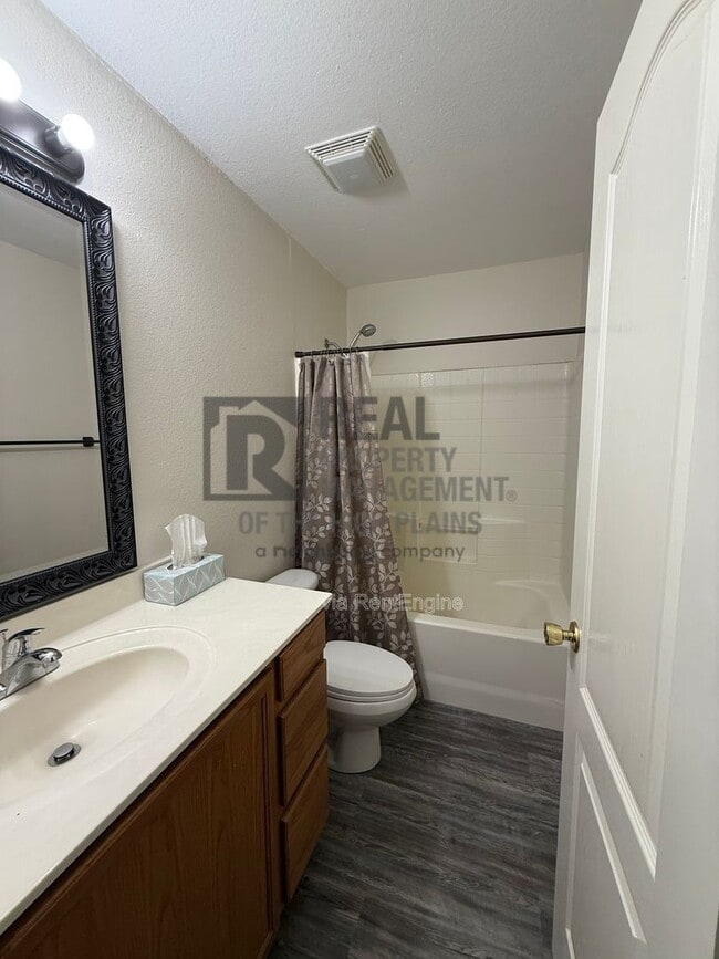 Building Photo - 1004 Pikes Peak Dr