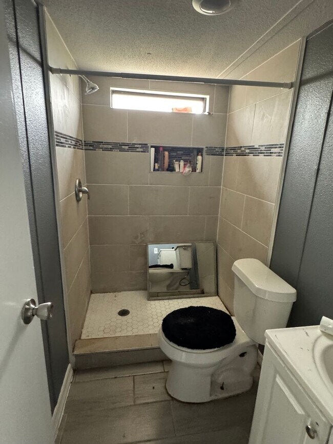 Building Photo - Large Fenced Yard In A Quiet Neighborhood