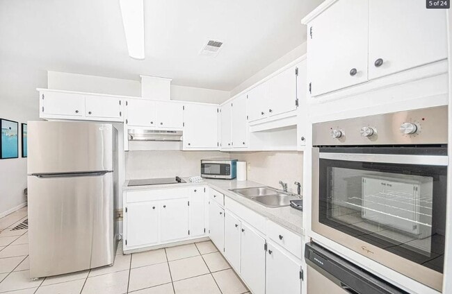 Building Photo - 4 bed, 2 bath house, Available August 2026!