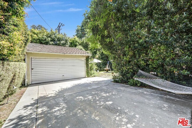 Building Photo - 3830 Vineland Ave