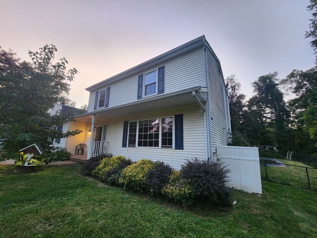 Building Photo - Spacious 2-story home