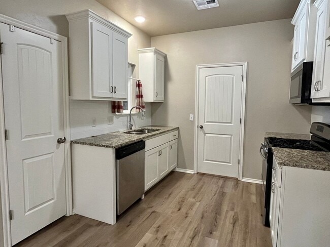 Building Photo - Updated 3 Bedroom 2 Bath Duplex in the Hea...