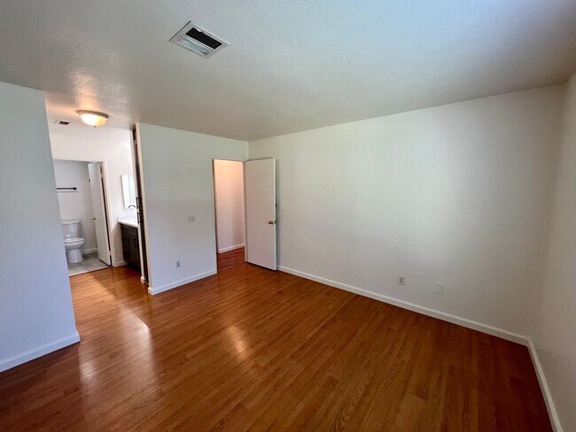 Building Photo - Newly Renovated 2B/2BA Condo in Mira Mesa!