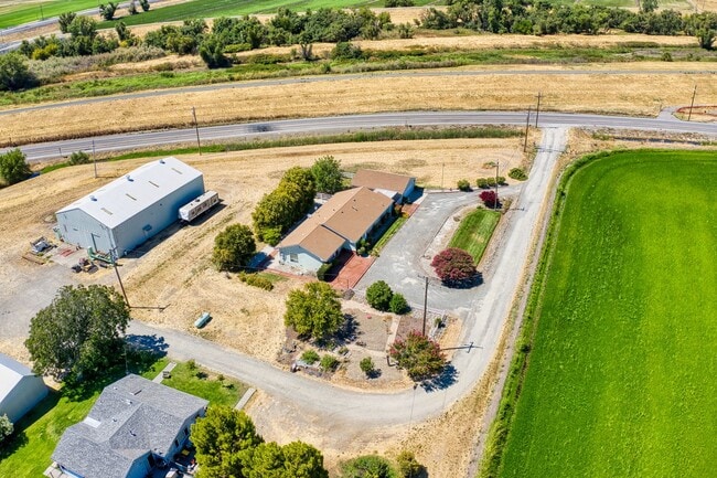 Building Photo - Beautiful 3 Bed / 2 Bath  on 1.8 Acres Ple...