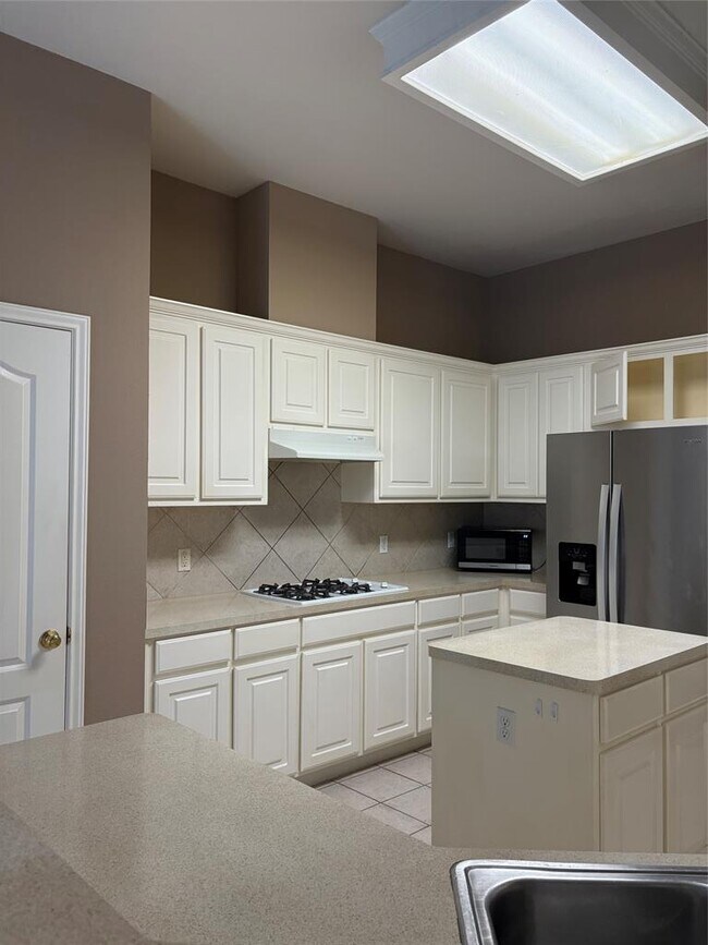 Building Photo - 207 Kettleman Ln N