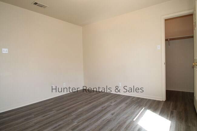 Building Photo - 5203 Daybreak Dr
