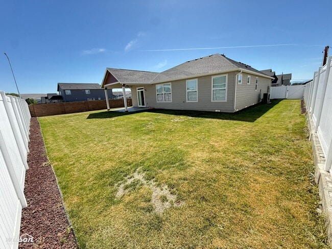 Building Photo - Modern 3-Bed Moxee Home with Huge Fenced Yard & Covered Patio
