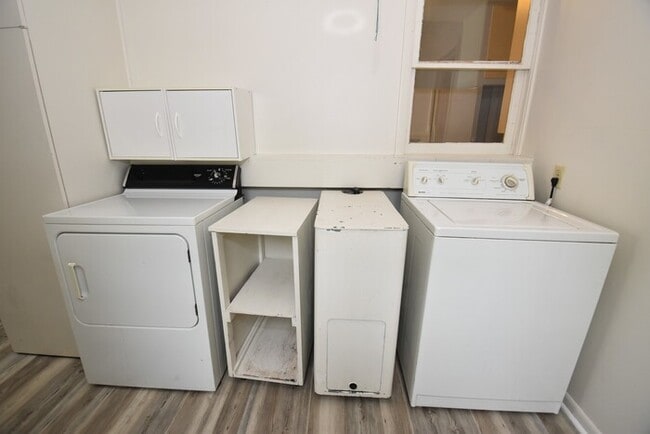 Building Photo - Beautiful 3 Bedroom Lower Unit Apartment i...