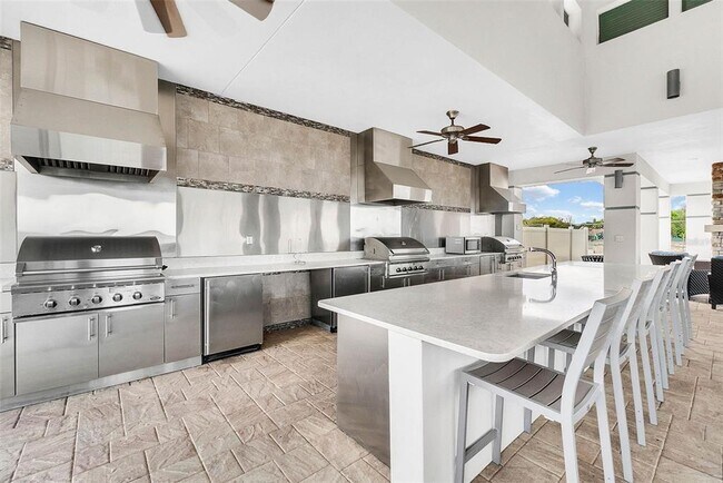 Building Photo - 5013 E Fountainwood Dr