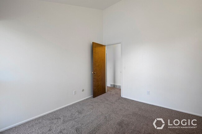 Building Photo - 1815 N Woodside Dr E