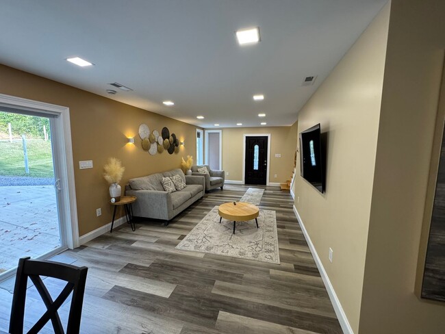 Building Photo - MOVE IN READY!!!!