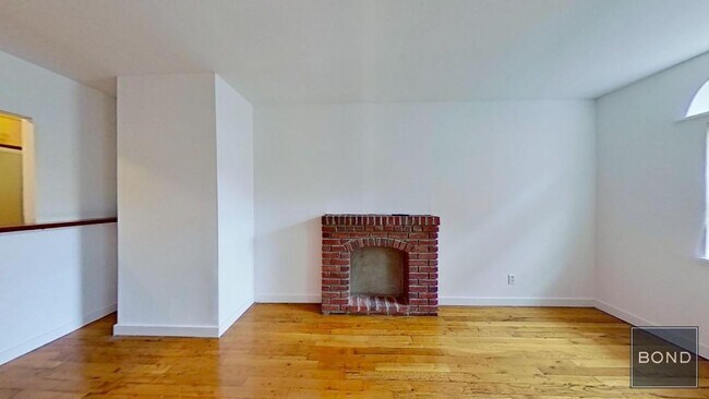 Building Photo - 402 E 83rd St