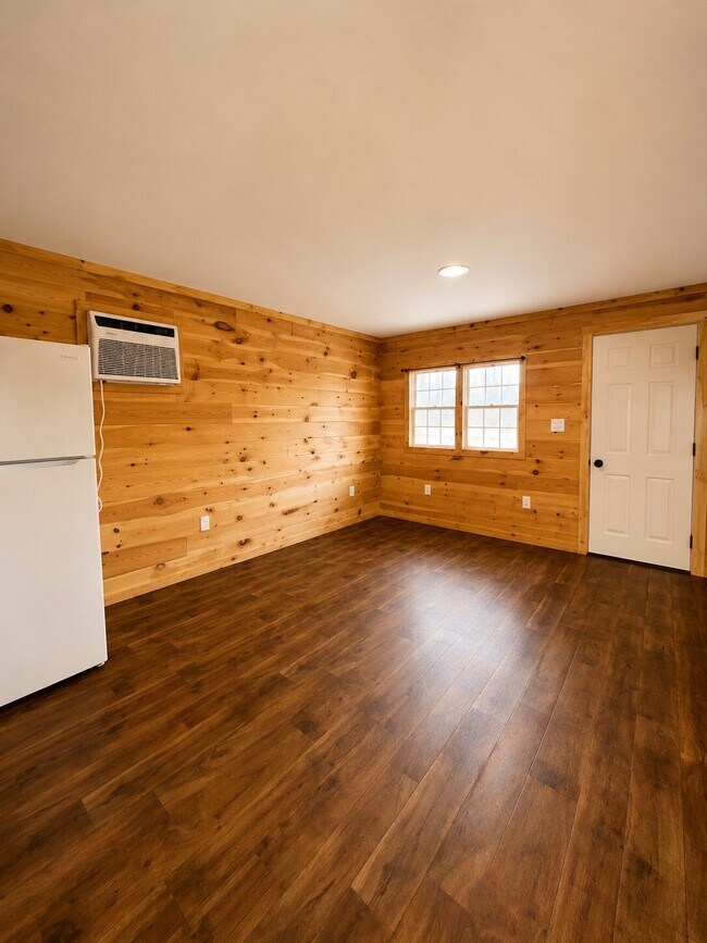 Building Photo - 153 Redbud Trl